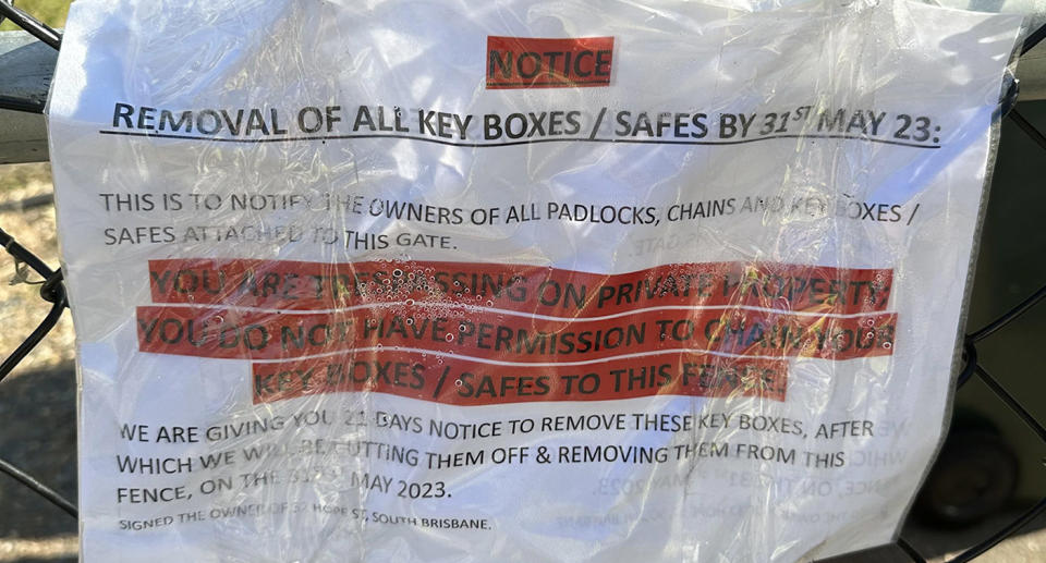 Note threatening to remove Airbnb hosts' key lock boxes from fence