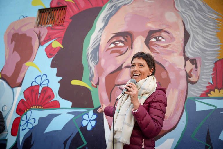 Mayra Mendoza, durante la inauguración de un mural de Néstor Kirchner