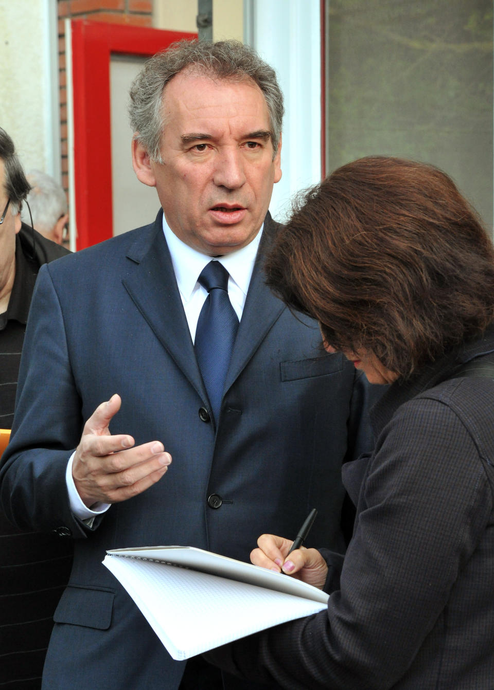 François Bayrou s'exprime aux médias malgré l'interdiction de diffuser des réactions politiques avant l'annonce des résultats définitifs dimanche soir à 20h. AFP/Pierre Andrieu