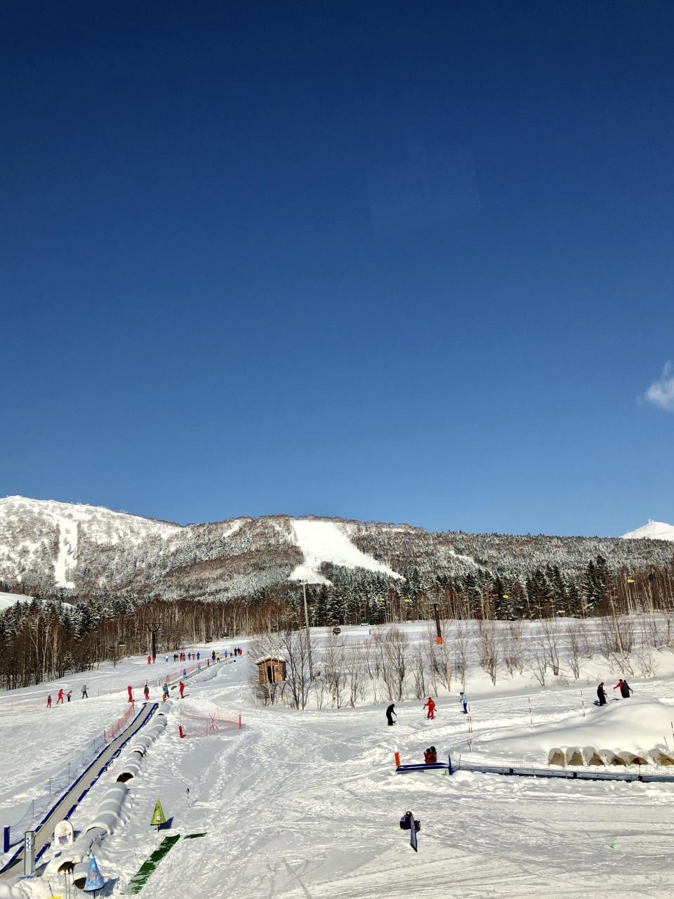 Shooting down the slopes in Hokkaido, Japan <em>needs</em> to be on your bucket list. Source: Be