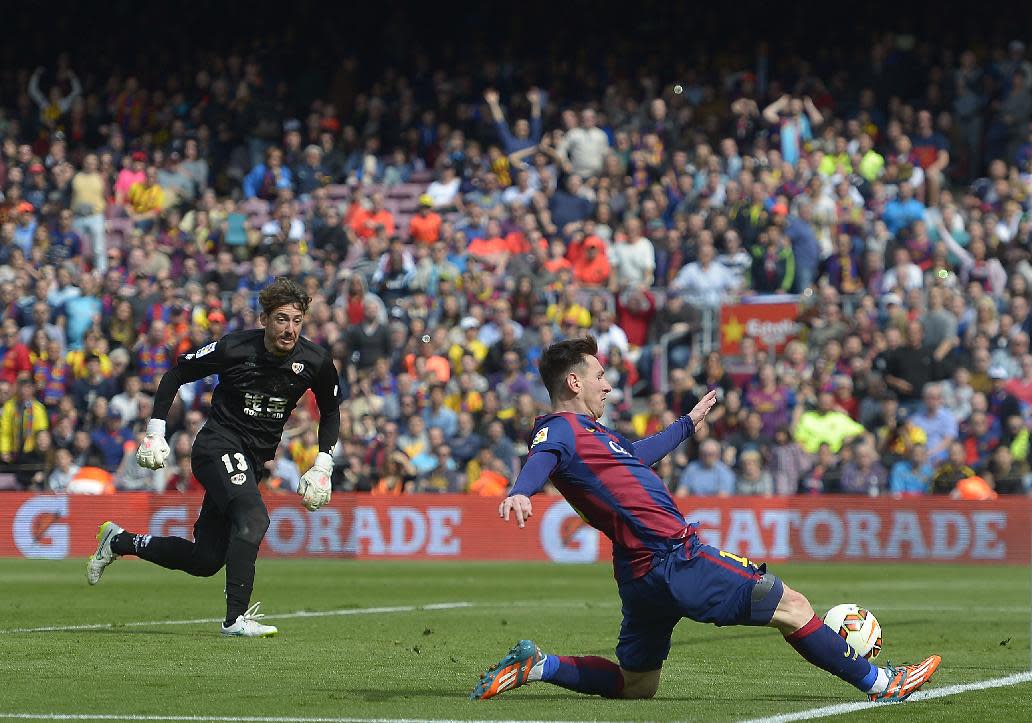 El internacional argentino Lionel Messi, de Barcelona, lleva peligro ante el desconcierto del arquero de Rayo Vallecano Cristian Alvarez en partido de la Liga Española en Barcelona el 8 de marzo del 2015. (AP Foto/Manu Fernandez)