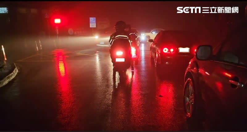 車輛深夜摸黑上山想要賞雪，還造成陽明山深夜一度大塞車。（圖／翻攝畫面）