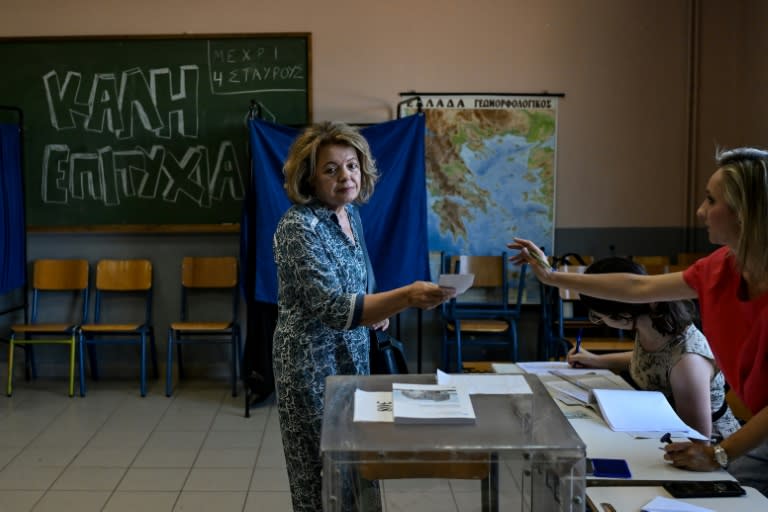 Una mujer vota en las elecciones para el Parlamento Europeo, en Atenas, el 9 de junio de 2024 (Aris MESSINIS)