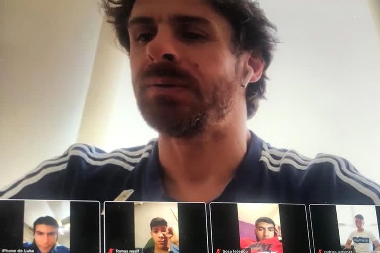 En el Zoom de la selección Sub 17, habla Pablo Aimar; abajo, a la izquierda, Luka Romero, que tiene ofertas de México y España, pero prefiere jugar con la Argentina