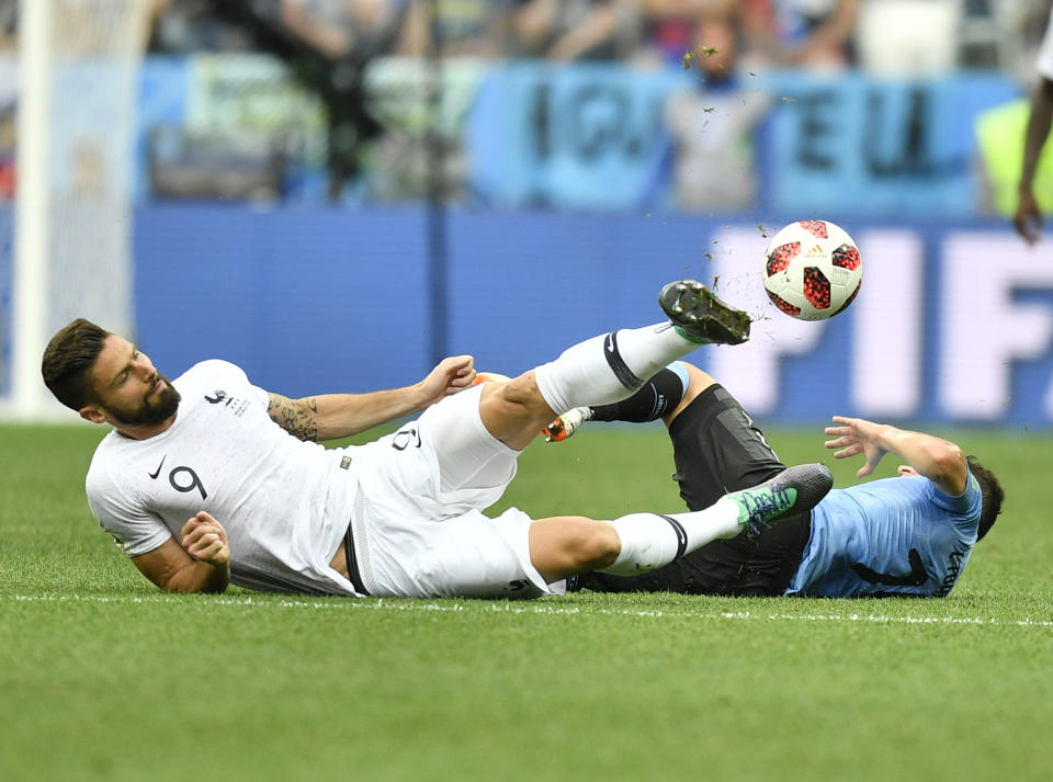 <p>Olivier Giroud fights for the ball with Uruguay’s Lucas Torreira (AP) </p>