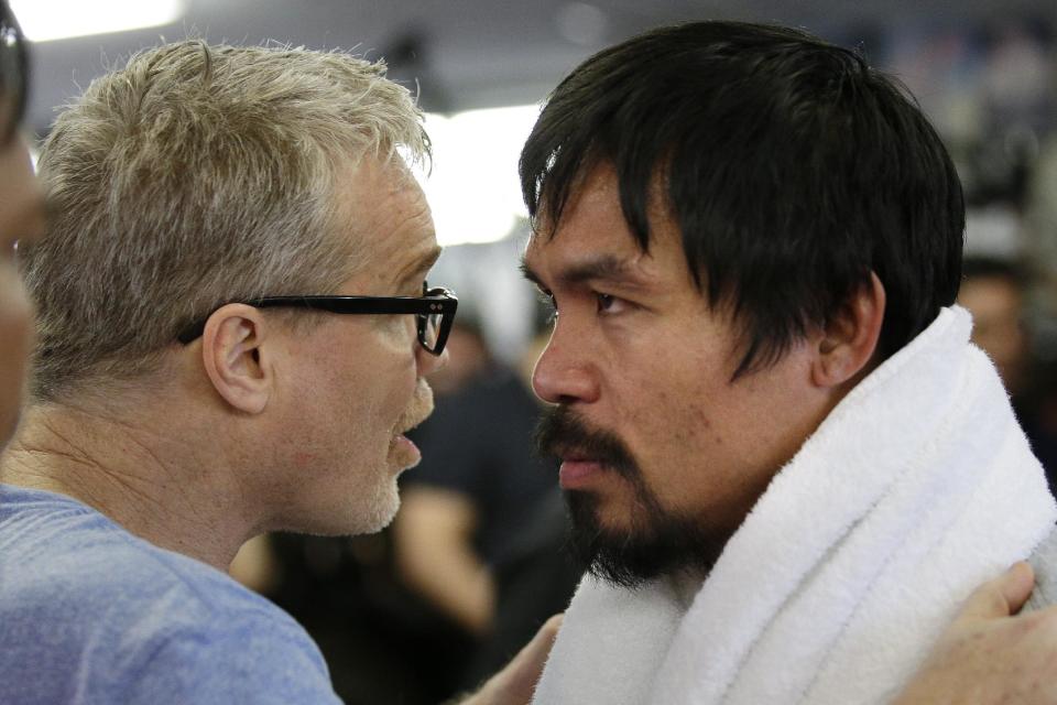 Manny Pacquiao (derecha) escucha a su preparador Freddie Roach durante un entrenamiento el miércoles 15 de 2015 en Los Ángeles. (AP Foto/Jae C. Hong)