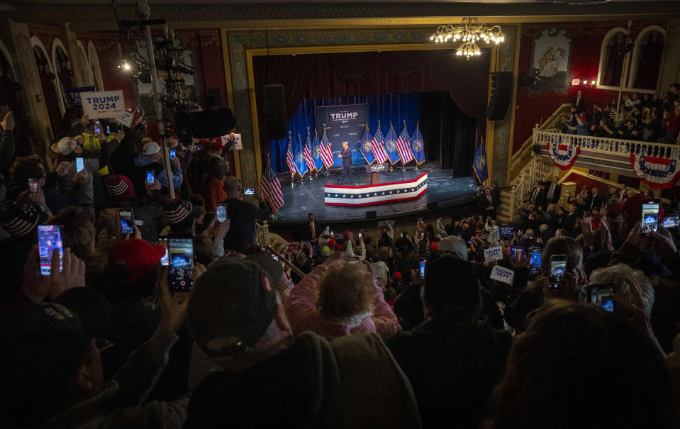 Asistentes escuchan mientras Amanda Zurawski, a quien se le negó un aborto y casi pierde la vida debido a las prohibiciones de Texas, habla durante un evento de campaña para el presidente Joe Biden en el Hylton Performing Arts Center en Manassas, Virginia, el martes 23 de enero de 2024. (Pete Marovich/The New York Times)
