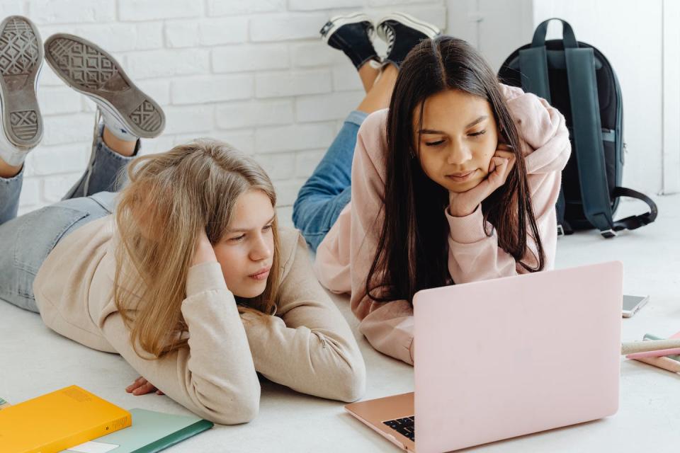 Our research looked at what helps students bounce back from academic setbacks, such as a poor mark or competing deadlines. <a href="https://www.pexels.com/photo/girls-using-a-pink-laptop-8003527/" rel="nofollow noopener" target="_blank" data-ylk="slk:Karolina Grabowska/Pexels;elm:context_link;itc:0;sec:content-canvas" class="link ">Karolina Grabowska/Pexels</a>