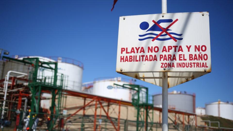 Cartel donde dice que la playa no es apta para el baño por ser zona industrial.