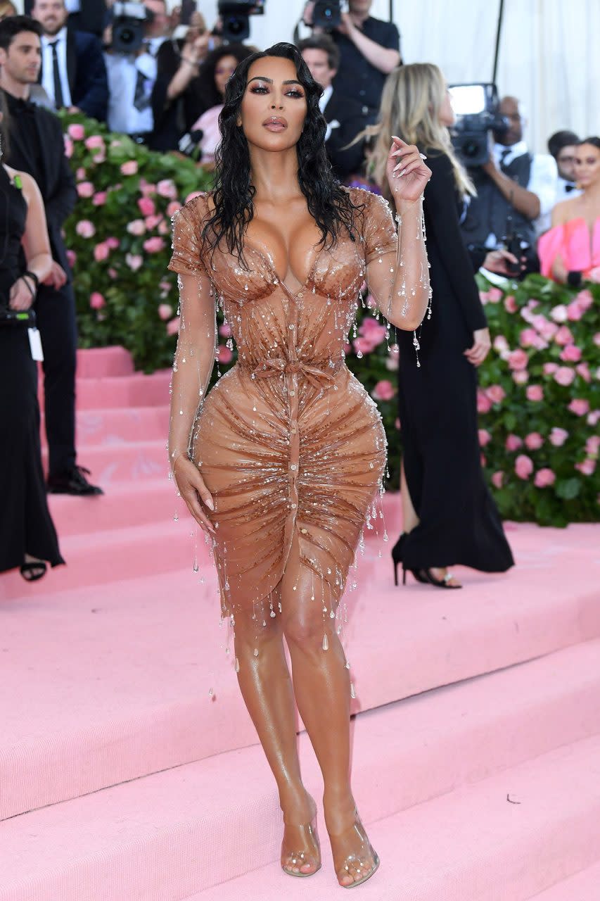 Kim Kardashian 穿著 Thierry Mugler 出席 2019 年 Met Gala. 