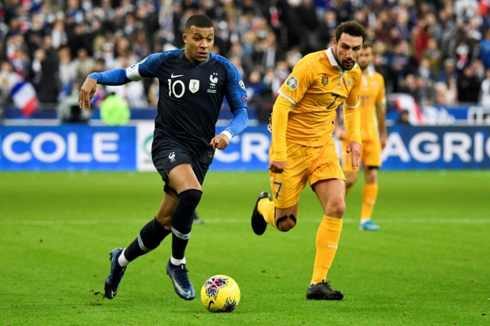 On joue la 30e minute au Stade de France et la Moldavie mène toujours 1-0 ! Les Bleus dominent mais n'arrivent pas à faire la différence face à des adversaires bien regroupés, solidaires et généreux. (crédit AFP)