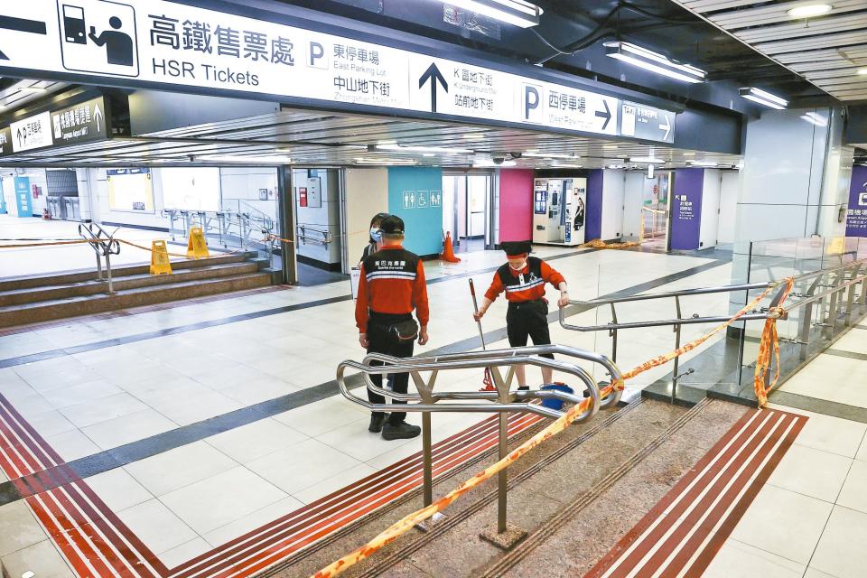 台北車站連接機場捷運的聯通道因排水不及造成淹水，捷運公司派人拉起警戒線，並持續排水、清掃。記者許正宏／攝影