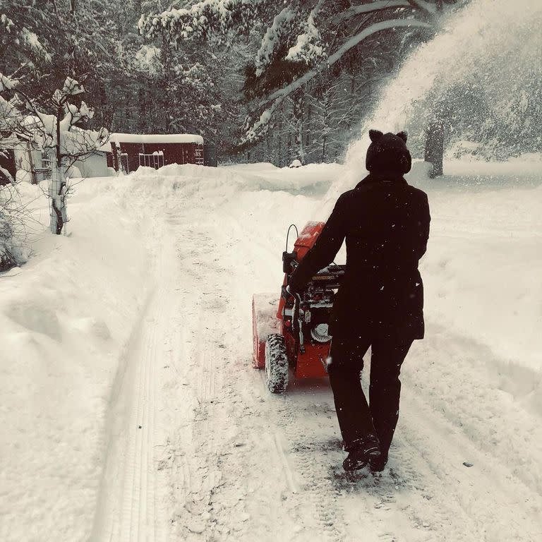 Una de las postales de la familia mientras limpian el camino cubierto de nieve