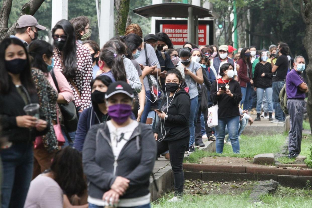 CIUDAD DE MEXICO, 01AGOSTO2020.- Decenas de personas realizaron filas desde tempranas horas del sÃ¡bado de mÃ¡s de dos cuadras, con el objetivo de aprovechar la oferta del 50% en toda la tienda, esto luego de que la librerÃ­a "Gandhi Oportunidades" ubicada en Avenida Miguel Anguel de Quevedo 134, anunciara su cierre debido a que dicho espacio serÃ¡ adaptado para sus oficinas corporativas.  FOTO: ROGELIO MORALES /CUARTOSCURO.COM