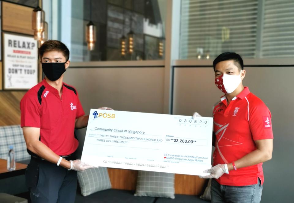 SEA Games gold medallist James Leow (left) hands a cheque of $33,203 raised by Singapore junior golfers for the #YNWAbyComChest charity campaign to Speaker of Parliament Tan Chuan-Jin (PHOTO: Singapore Golf Association)