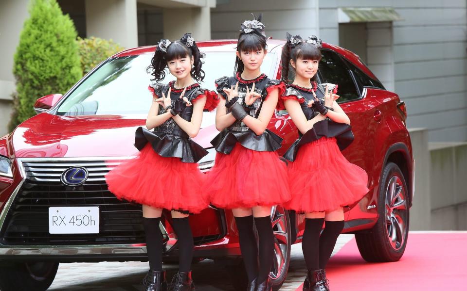 Die Babymetal-Girls wurden 2015 von der japanischen "Vogue" zu den "Women of the Year" gekürt. In Japan sind sie Popstars und Werbe-Models, auch in England und den USA bespielten sie schon die größten Hallen - inzwischen aber nur noch zu zweit: Yuimetal (links) verließ die Band 2018 aus gesundheitlichen Gründen. (Bild: Ken Ishii/Getty Images)