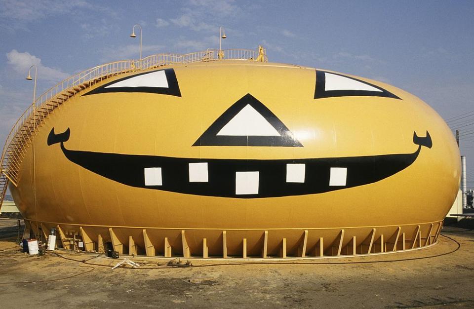 <p>The desire to turn anything and everything into a pumpkin isn't anything new. The Union Oil Company began painting their Torrance, California, petroleum storage tank to look like a pumpkin in the 1950s. Shown here nearly two decades later, it has remained a fixture in the area.</p>