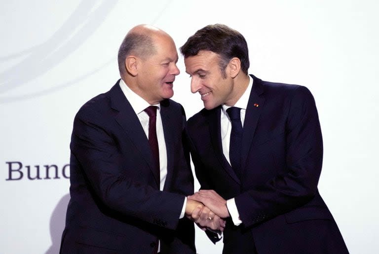 El presidente de Francia, Emmanuel Macron, estrecha la mano del canciller alemán, Olaf Scholz