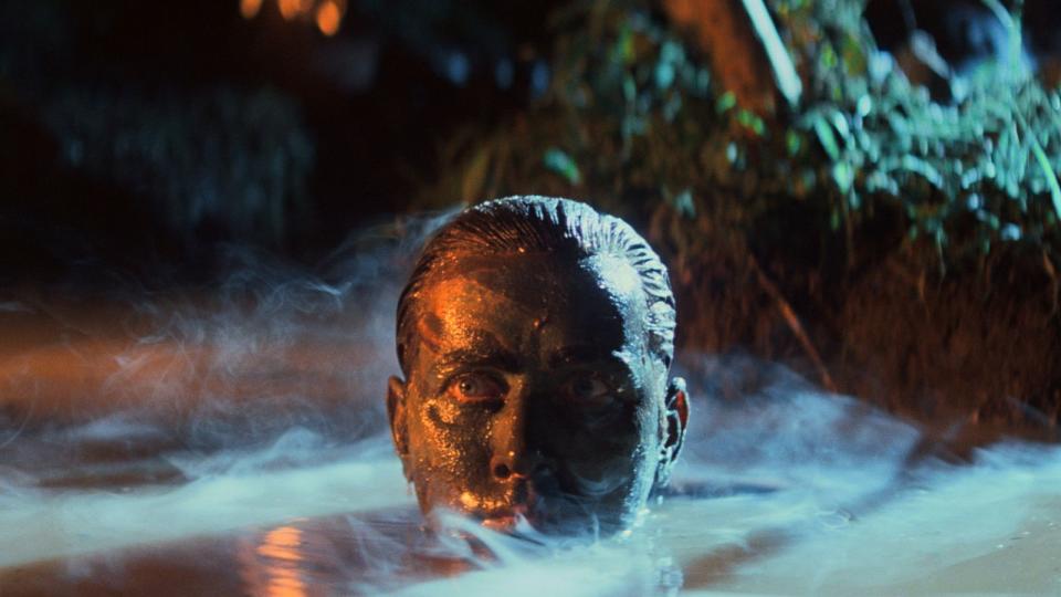 Der vielleicht wahnsinnigste Filmdreh aller Zeiten, ein Kriegepos und gleichzeitig eine Abhandlung über die Abgründe des Menschseins: In Francis Ford Coppolas "Apocalypse Now" (1979) entsteigt Captain Willard (Martin Sheen) nach einer Irrfahrt durch den Dschungel Vietnams schließlich dem Wasser, um der Schreckensherrschaft des verrückt gewordenen Colonel Kurtz ein Ende zu bereiten. (Bild: STUDIOCANAL GmbH )