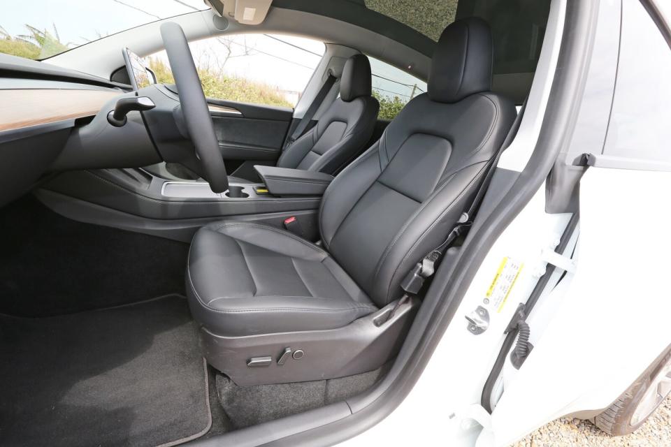 前排座椅因應車高設定而抬高固定位置，座椅電調控鍵則為全車少有的實體按鍵之一。