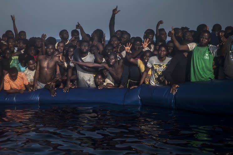 Flüchtlinge auf einem beschädigten Schlauchboot vor der Küste Lybiens (Bild: AP Photo/Santi Palacios File)