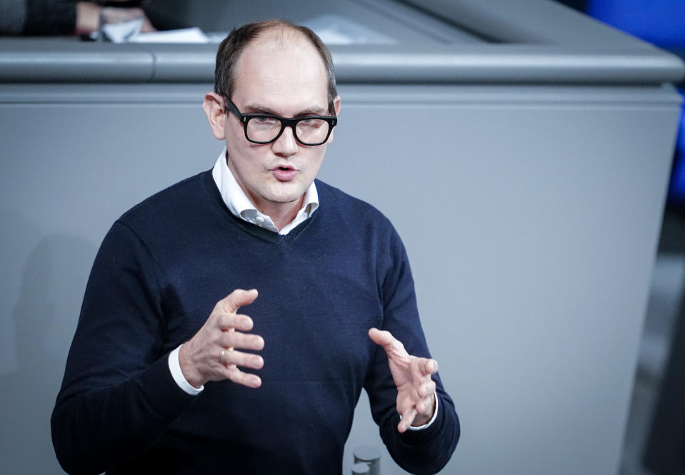 Janosch Dahmen, Bundestagsabgeordneter von Bündnis 90/die Grünen, spricht bei der Sitzung des Bundestags. Thema ist das Krankenhauspflegeentlastungsgesetz. - Copyright: picture alliance/dpa | Kay Nietfeld