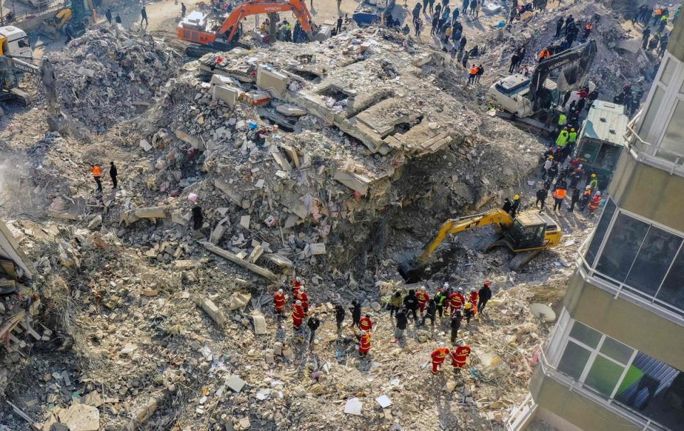 Aerial view of members of El Salvador's Urban Search and Rescue Team (USAR) in Kahramanmara (AFP via Getty Images)