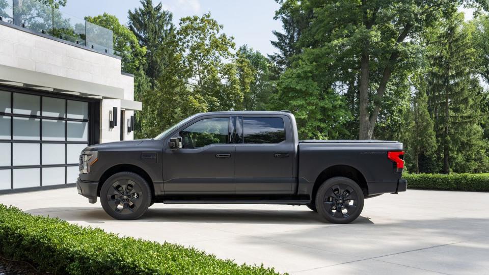 2024 ford f150 lightning platinum black package