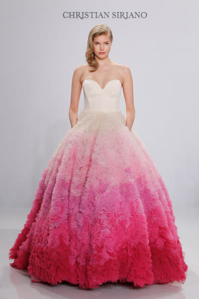 Novia de rosado. Este impactante vestido de novia de Christian Siriano no es solo para mujeres audaces, sino también para aquellas con forma de triángulo invertido en el cuerpo. El top minimalista hace que el torso pase desapercibido y la falda voluminosa y colorida se roba la atención de la zona que queremos destacar y equilibrar.  Foto: JP Yim/Getty Images