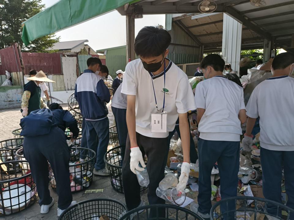 從小受到以身行作為典範的父母正確觀念教導的高二和氣林千佑，將環保視為日常。