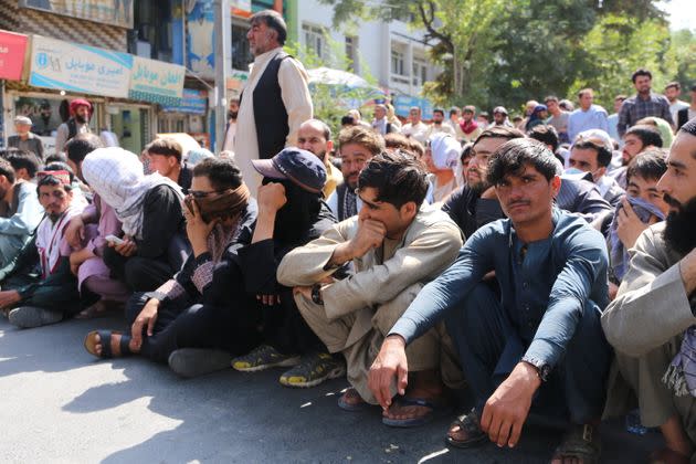 Afghans line up outside a bank to take out cash after Taliban's takeover (Photo: Anadolu Agency via Getty Images)