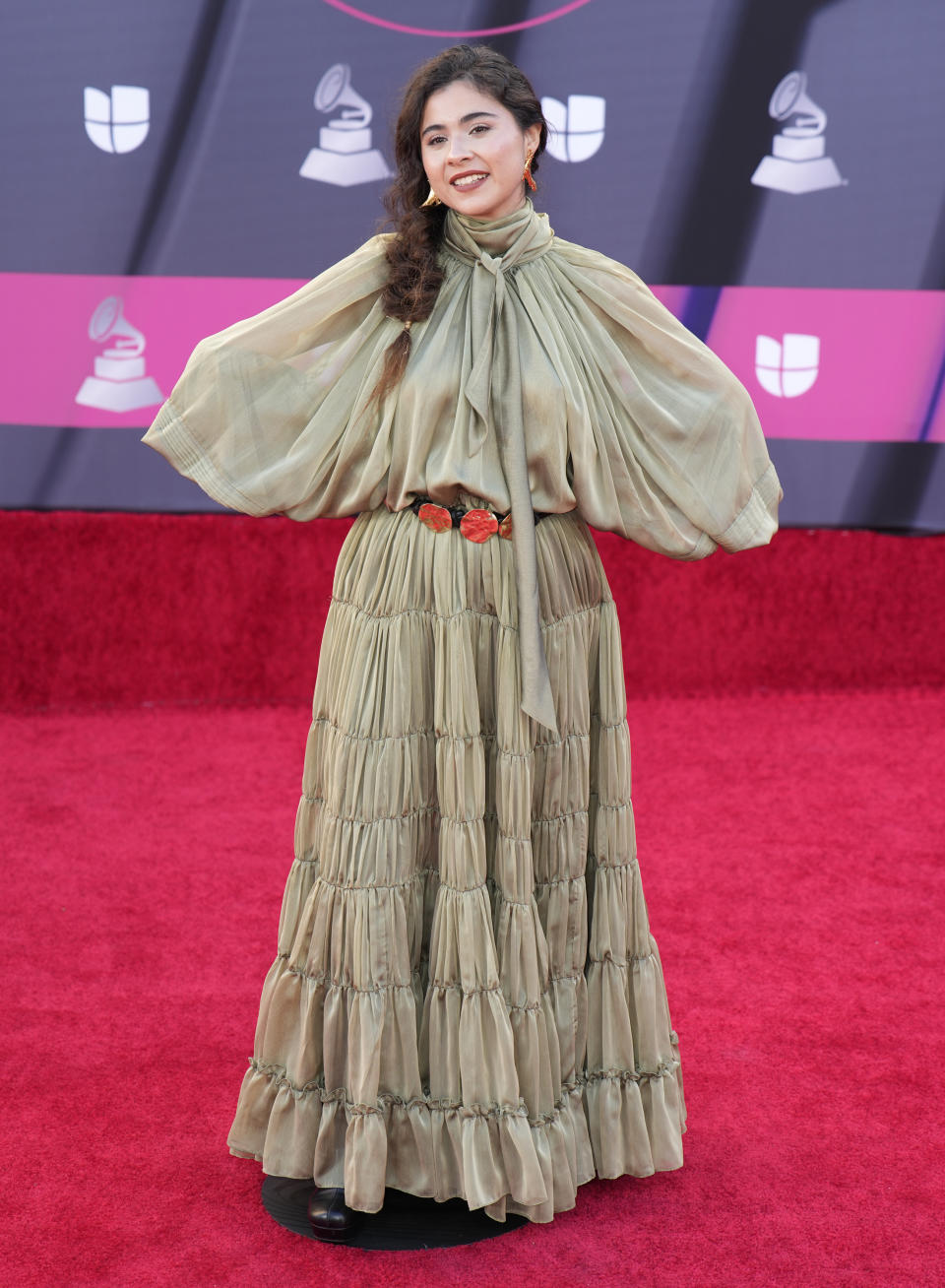 Silvana Estrada llega la 23a entrega anual del Latin Grammy en la Mandalay Bay Michelob Ultra Arena el jueves 17 de noviembre de 2022. (Foto AP/John Locher)