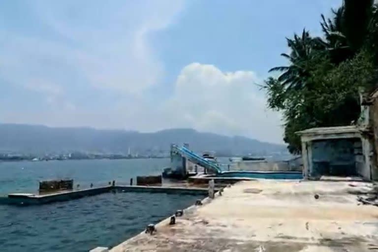 La piscina y el tobogán de la mansión de Cantinflas en Acapulco todavía permancen en pie, pero el tiempo produjo un gran deterioro - Créditos: @Captura video Aurelio Acuña