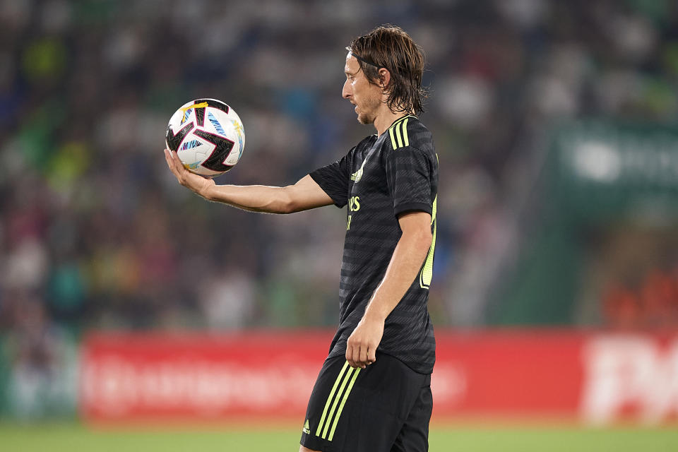 ELCHE, SPAIN - OCTOBER 19: Luka Modric of Real Madrid CF looks on during the LaLiga Santander match between Elche CF and Real Madrid CF at Estadio Manuel Martinez Valero on October 19, 2022 in Elche, Spain. (Photo by Silvestre Szpylma/Quality Sport Images/Getty Images)