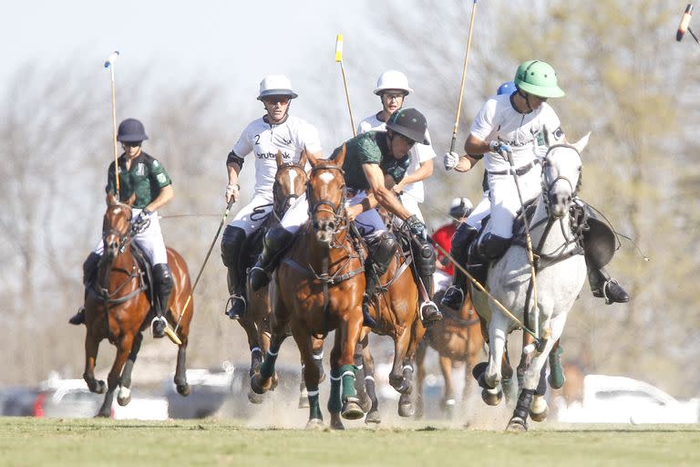 Hilario Ulloa y Juan Britos traban los tacos; La Hache vs. La Ensenada, el último cuarto de final del Abierto de Hurlingham, fue muy trabado.