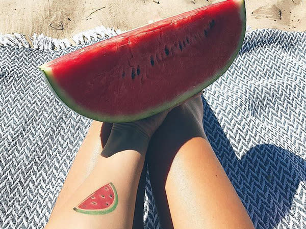 <p>Cette internaute aime tellement la pastèque qu’elle s’en est fait un tatouage.<br>Crédit photo : Instagram @fit_vegansisters </p>