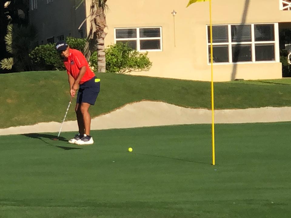 Staci Pla de West Palm Beach observa su intento de birdie durante el clasificatorio del lunes para el Campeonato Amateur Femenino Doherty en Coral Ridge Country Club en Fort Lauderdale.