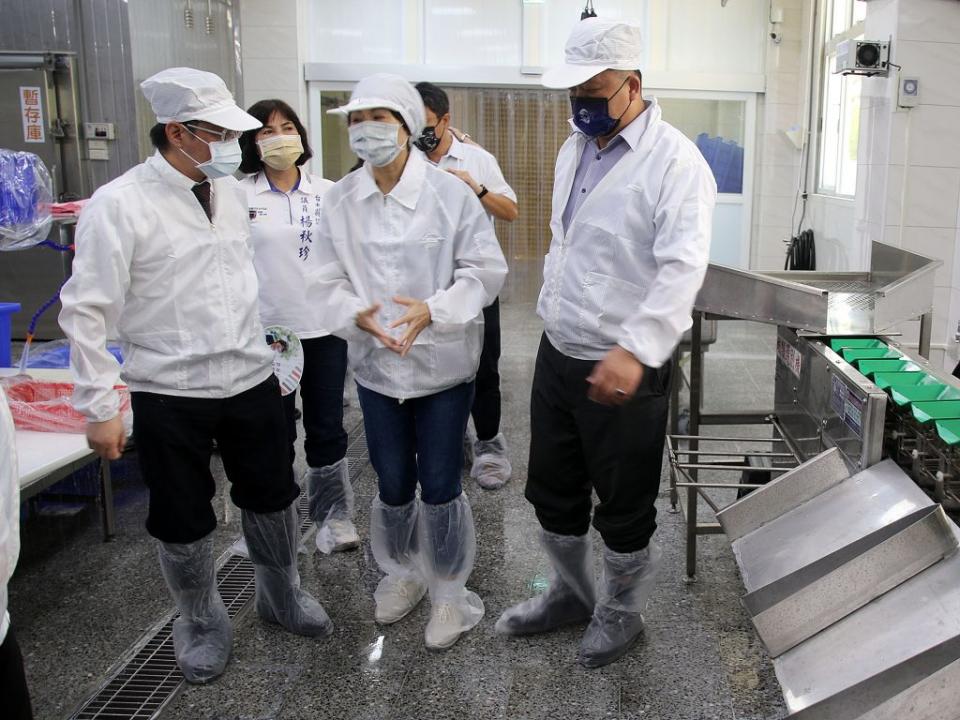 新港區漁會水產品加工廠啟用，漁貨在產地即時處理，保有最佳鮮度。（記者鄭錦晴攝）