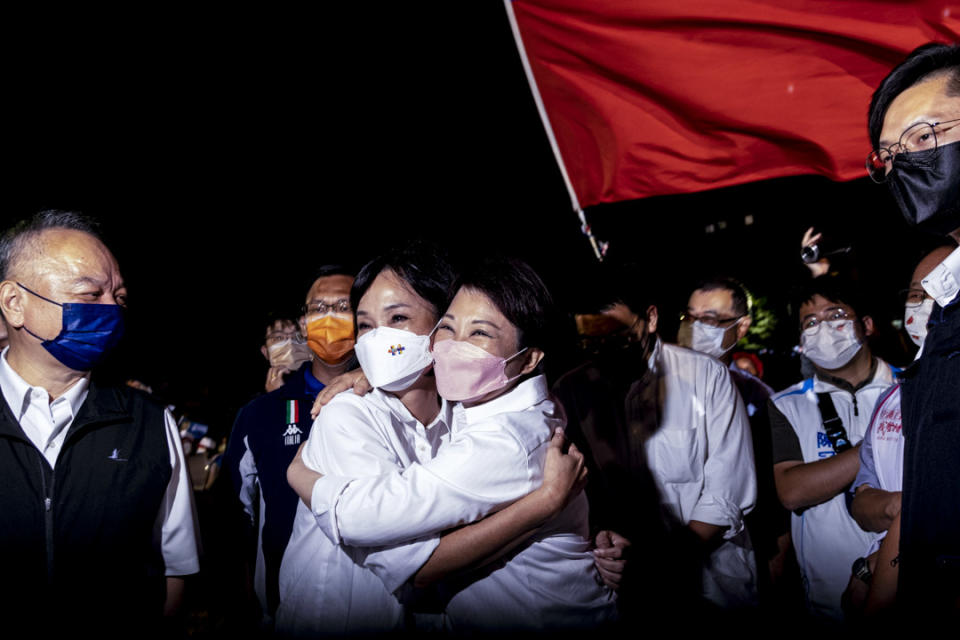 2022年10月14日，國民黨的女候選人的造勢晚會，高雄市長候選人柯志恩及台中市長候選人盧秀燕相擁。