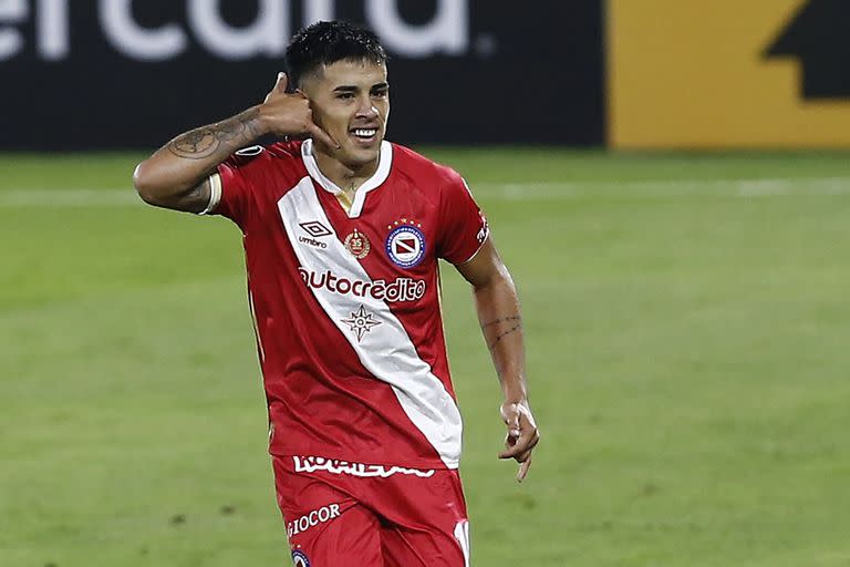 Gabriel Florentín festeja el primer gol de Argentinos ante Universidad Católica, en Chile, por la Copa Libertadores 2021