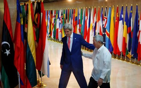 U.S. Secretary of State John Kerry walks with Philippine Foreign Affairs Secretary Perfecto Yasay (R) before their bilateral meeting at the Department of Foreign Affairs in Pasay city Metro Manila, Philippines July 27, 2016. REUTERS/Erik De Castro