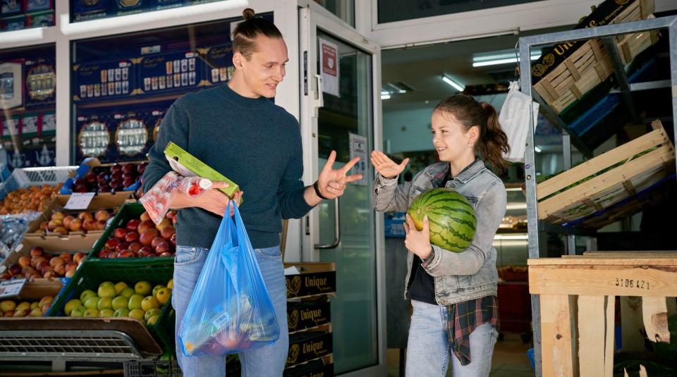 Jan Pawlak (Rick Okon) will mehr Zeit mit seiner Tochter Mia (Jana Giesel) verbringen. Doch schon droht dem jungen Ermittler mit den "verkrachten" Familienverhältnissen ein neuer Streit ums Sorgerecht. (Bild:  WDR/Ester.Reglin.Film/Martin Rottenkolber)