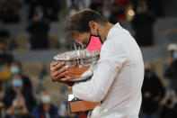 El español Rafael Nadal sostiene el trofeo mientras celebra su victoria en la final del Abierto de Francia contra el serbio Novak Djokovic en París. (AP Foto/Christophe Ena)