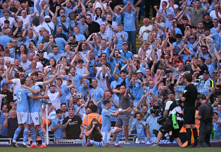 Los hinchas del City delirando ante uno de los goles de Phil Foden