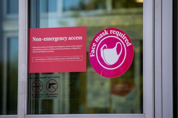 PHOTO: A sign on an entrance door at Geisinger Medical Center alerts visitors that they are required to wear a face mask, Aug. 9, 2021, in Danville, Pa.  (SOPA Images/LightRocket via Getty Images)