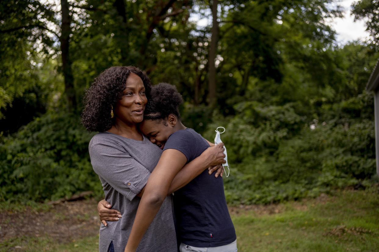 Key'Maura Lewis y su abuela, Barbara Gilleylen, en su casa en 
Kalamazoo, Michigan, el 31 de julio de 2020. (Sylvia Jarrus/The New York Times)
