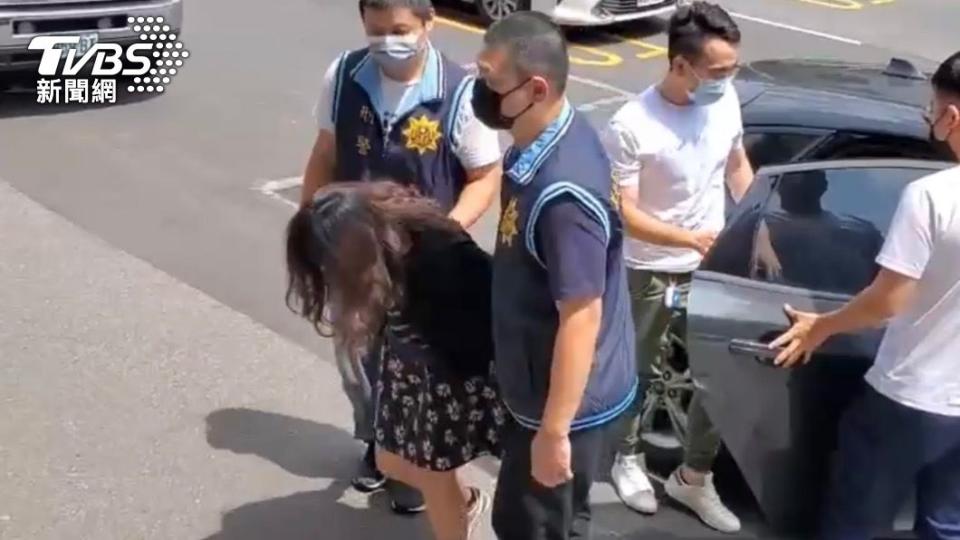 新北市新莊區一名陳姓婦人涉及丟棄女嬰到垃圾車一案遭到逮捕。（圖／TVBS）