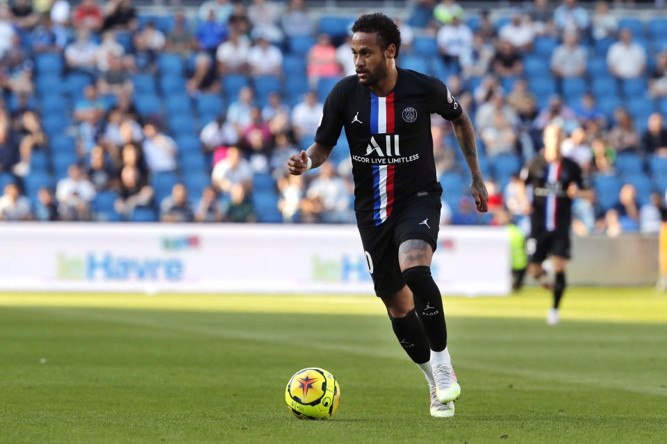 El delantero brasileño Neymar del Paris Saint Germain avanza con el balón durante el partido amistoso contra Le Havre en Le Havre, el domingo 12 de julio de 2020. (AP Foto/Thibault Camus)