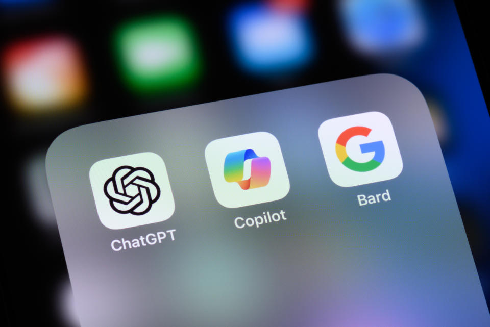 Toronto, Canadá - 3 de enero de 2024:  Aplicaciones de chatbot de inteligencia artificial (IA) en un iPhone de Apple: OpenAI ChatGPT, Microsoft Copilot y Google Bard.