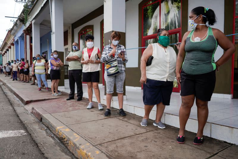 Foto de archivo ilustrativa de un grupo de personas haciendo fila para comprar comida en Artemisa, Cuba, en medio de la pandemia de coronavirus